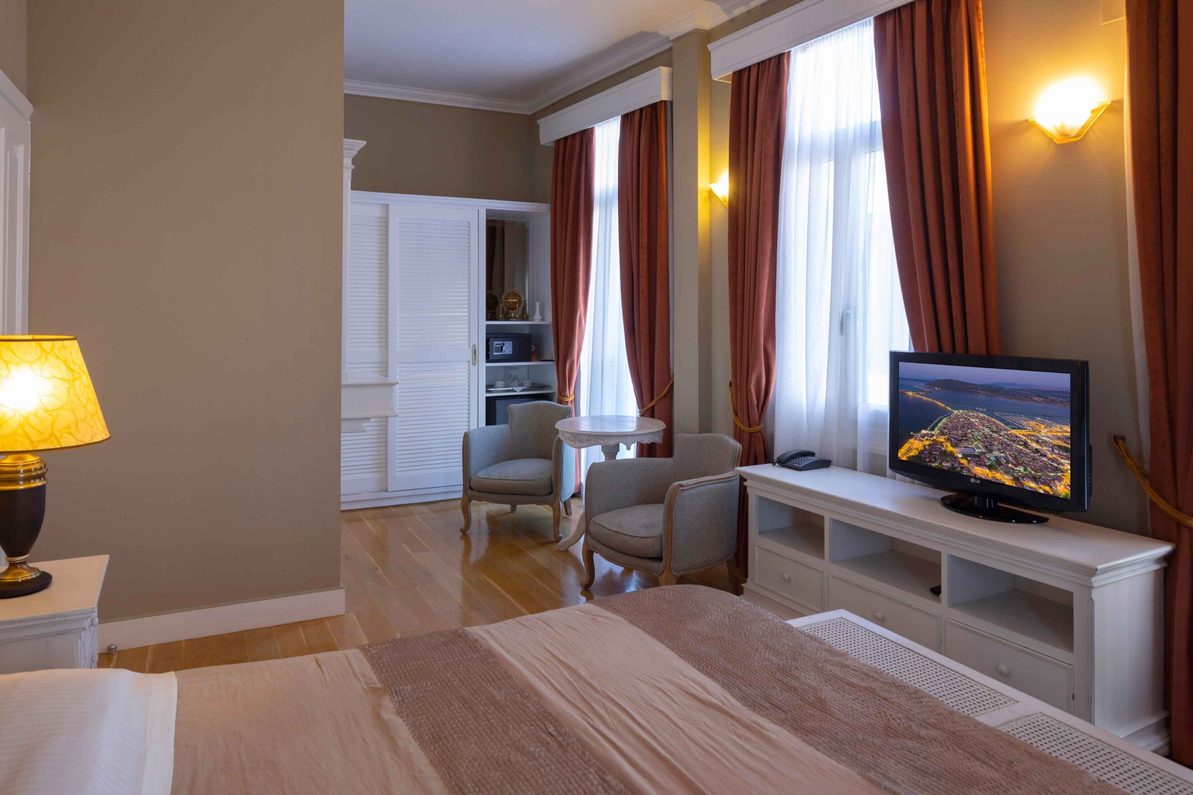 minibar, in-room safe, desk, laptop workspace