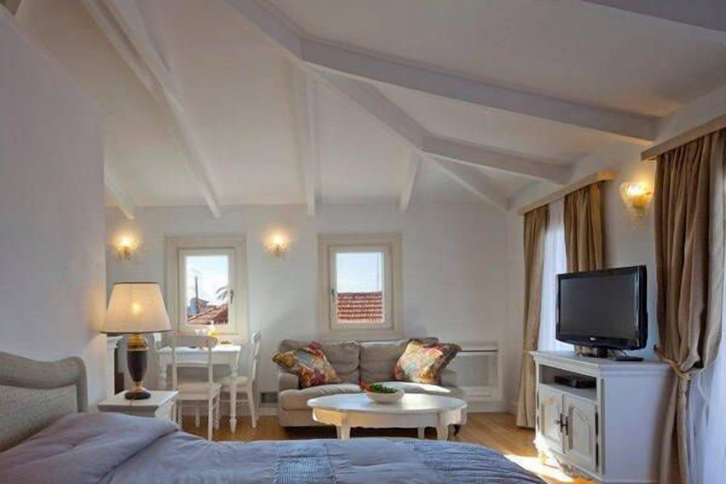 junior suite, terrace | minibar, in-room safe, desk, laptop workspace