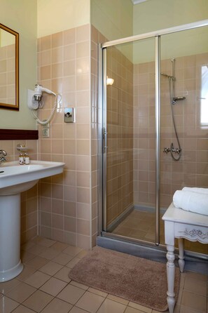 Minibar, caixa forta a l'habitació i escriptori 