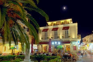 Fachada da propriedade à noite