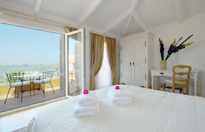 Suite junior, Terraza | Minibar, caja de seguridad en la habitación y escritorio