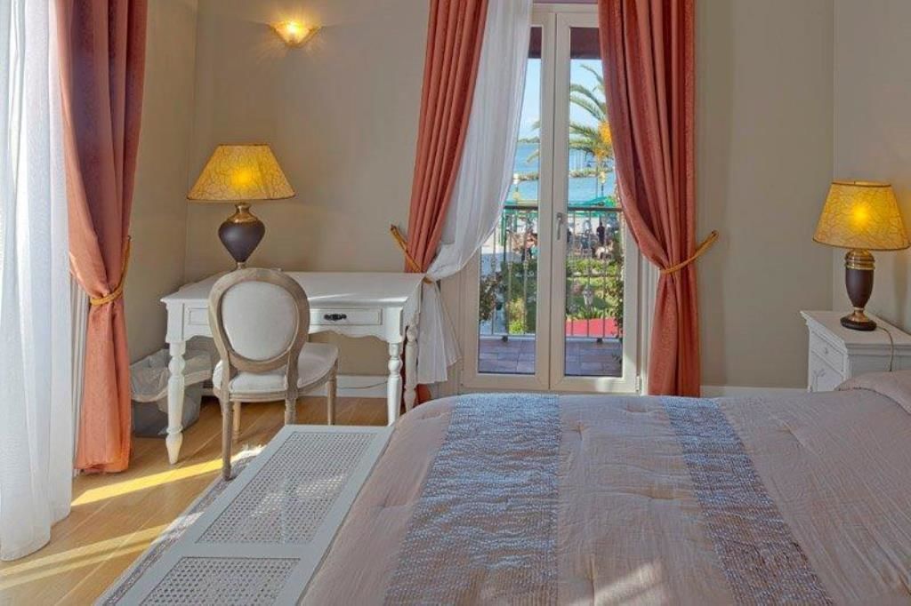 minibar, in-room safe, desk, laptop workspace