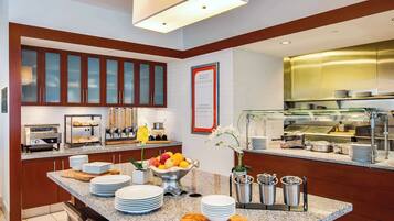 Desayuno buffet diario (USD 18 por persona)