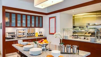 Desayuno buffet todos los días (USD 18 por persona)