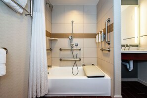 Chambre, 1 très grand lit, accessible aux personnes à mobilité réduite, baignoire | Salle de bain