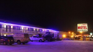 Un motel con un letrero que indica que ofrece servicios de alojamiento y desayuno.