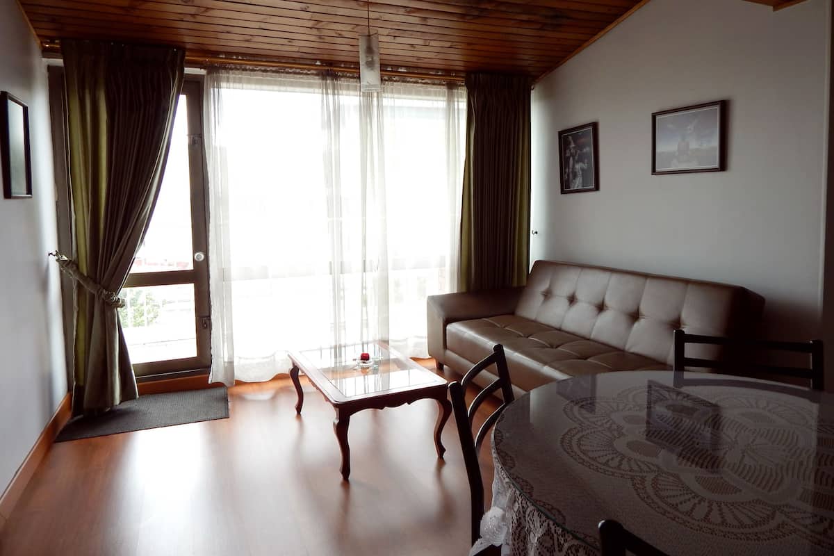 Apartamento superior | Sala de estar | Una televisión de pantalla plana