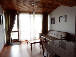 Superior-Apartment | Wohnzimmer | Flachbildfernseher