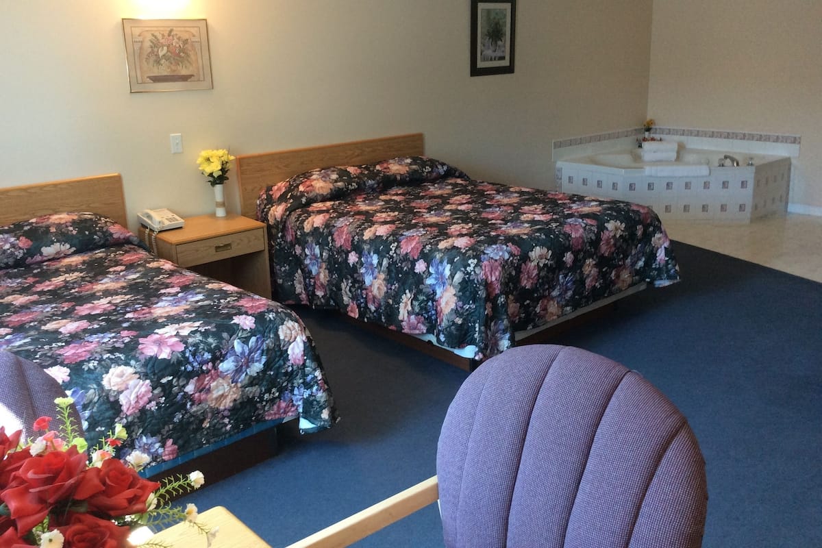 Superior Room (Jacuzzi) | Desk, blackout drapes, iron/ironing board, WiFi