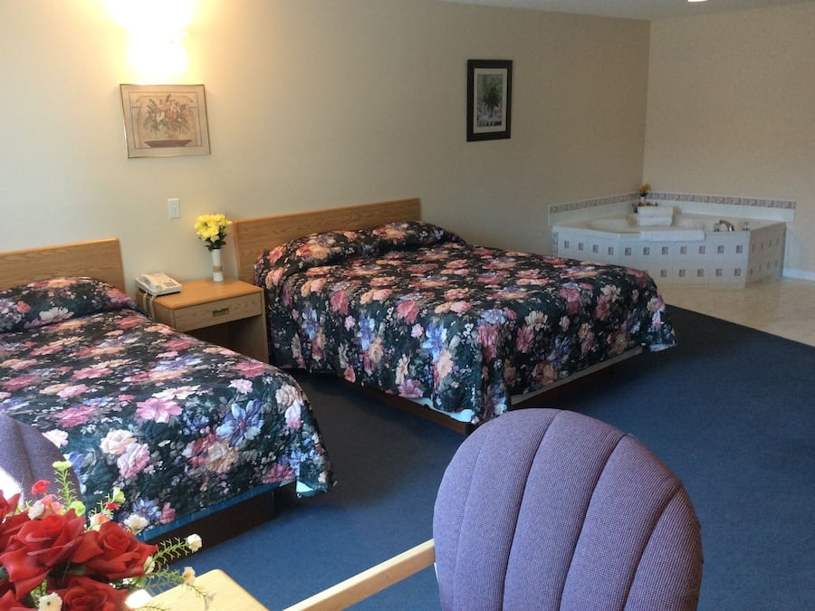 Habitación superior (Jacuzzi) | Escritorio, cortinas opacas, tabla de planchar con plancha y wifi