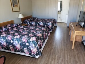 Standaard tweepersoonskamer | Een bureau, verduisterende gordijnen, een strijkplank/strijkijzer, wifi