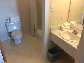 Superior Room, 1 Queen Bed | Bathroom | Combined shower/tub, hair dryer, towels