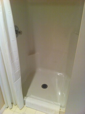 Superior Room (Jacuzzi) | Bathroom shower