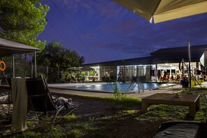 Seasonal outdoor pool - INOUT Hostel Barcelona (Barcelona)