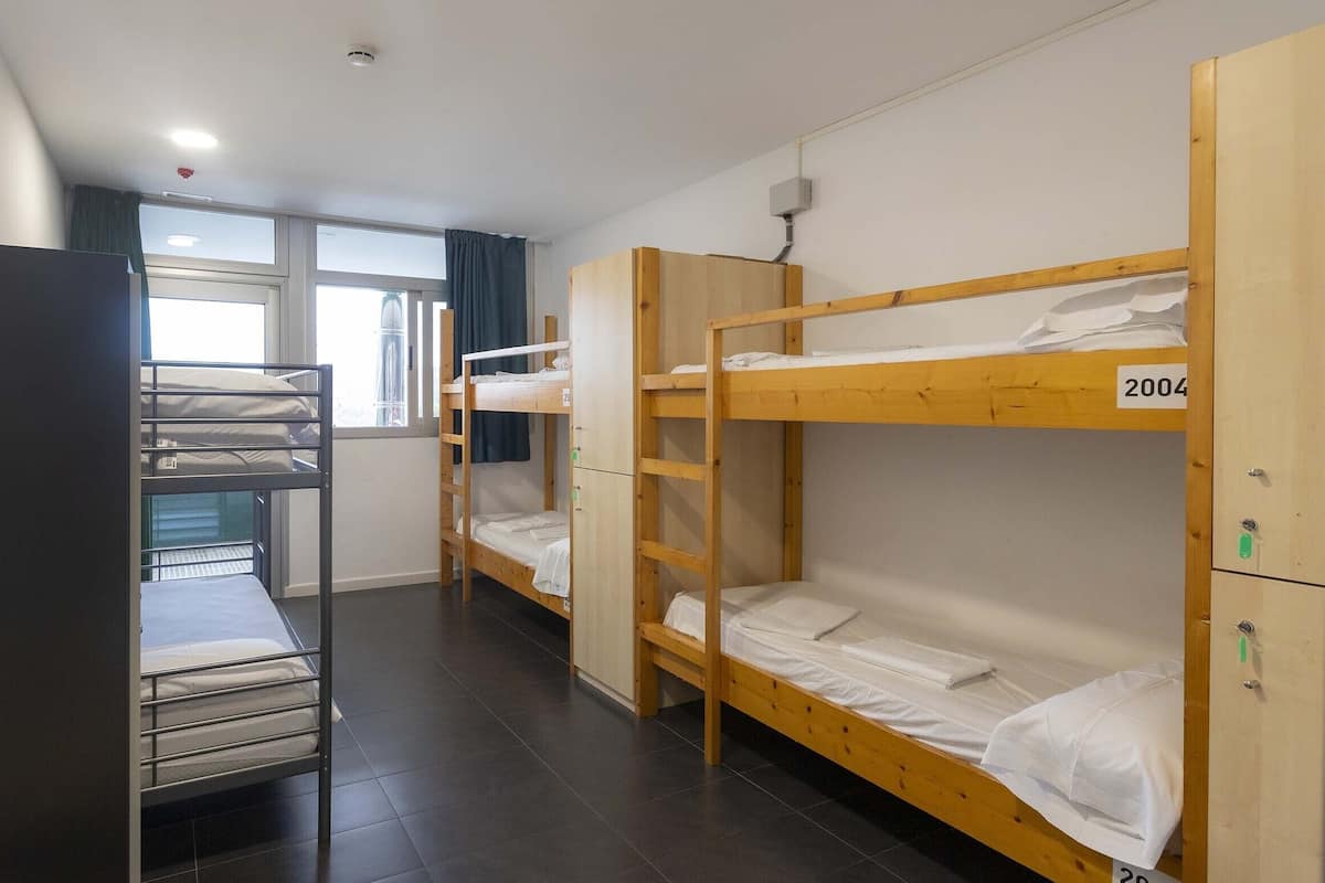 Chambre Familiale, salle de bains privée | Coffres-forts dans les chambres, bureau, rideaux occultants