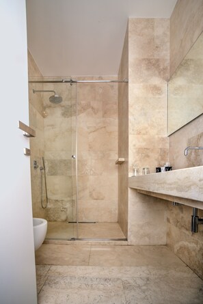 Articles de toilette griffés, séchoir à cheveux, pantoufles