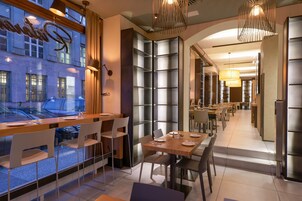 Desayuno buffet diario (EUR 15 por persona)