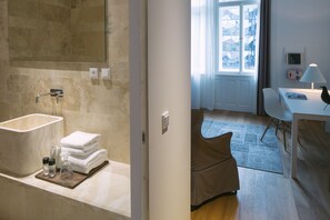 Quarto casal ou duplo superior, 1 quarto | Roupas de cama premium, frigobar, cofres nos quartos, escrivaninha