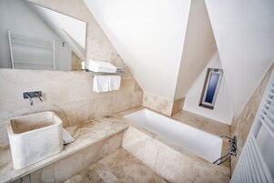 Roof Top Superior Double/Twin | Bagno | Set di cortesia firmato, asciugacapelli, pantofole, asciugamani