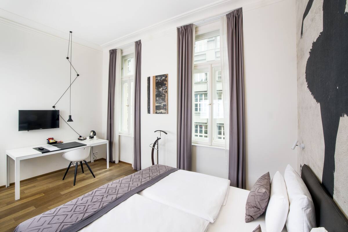 Habitación doble superior, 1 cama de matrimonio grande | Ropa de cama de alta calidad, minibar, caja fuerte y escritorio
