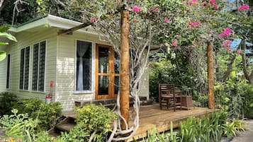 Dobbelt- eller tomannsrom – deluxe, 1 soverom, havutsikt, ved havkanten | Sengetøy av topp kvalitet, senger med overmadrass og minibar