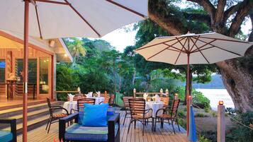 Se sirven desayunos, comidas, cenas y cocina local e internacional