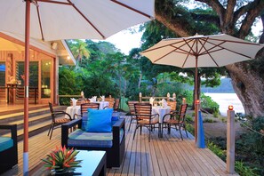 供应早餐、午餐和晚餐，本地与国际菜