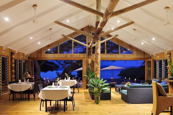 Menyajikan hidangan lokal dan internasional