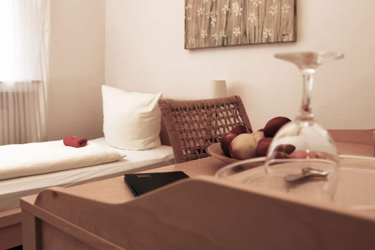 single room | in-room dining