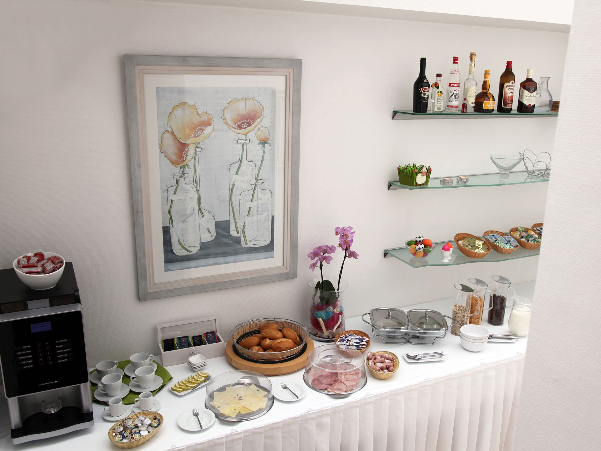 Breakfast (EUR 10 per person)