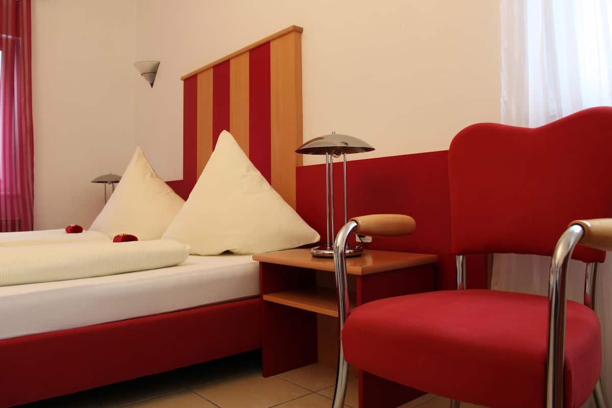 double room | hypo-allergenic bedding, minibar, desk, rollaway beds