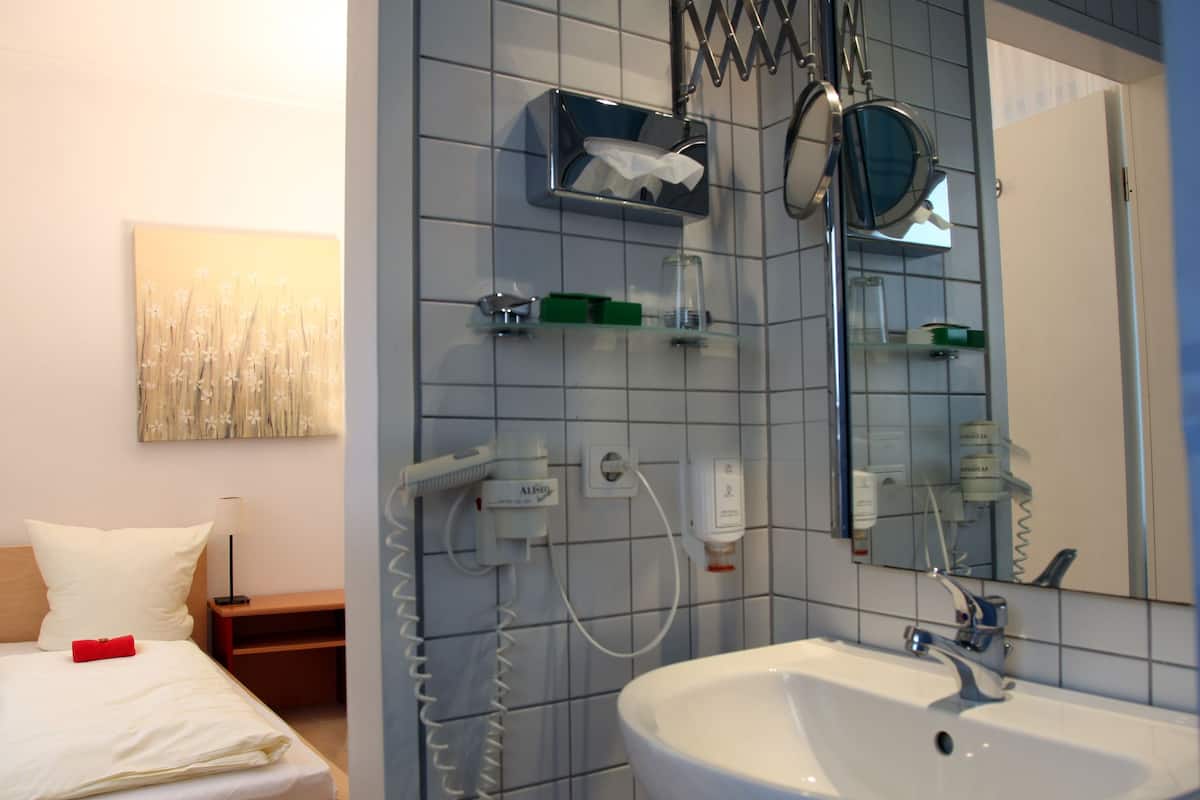 single room | bathroom shower