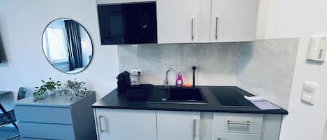 Departamento estándar, 1 cama matrimonial | Cocina privada | Refrigerador con congelador, microondas y parrilla de estufa