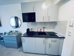Standard Apartment, 1 Double Bed | Private kitchen