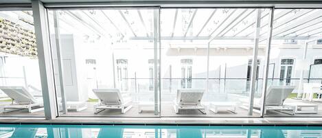 Piscine couverte, piscine extérieure, chaises longues