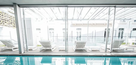 Indoor pool, outdoor pool, pool loungers. BessaHotel Liberdade