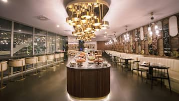 Tägliches Frühstücksbuffet (22 EUR pro Person)