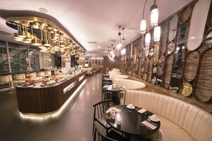 Café da manhã com buffet todos os dias mediante uma taxa