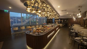 Desayuno buffet (EUR 22 por persona)