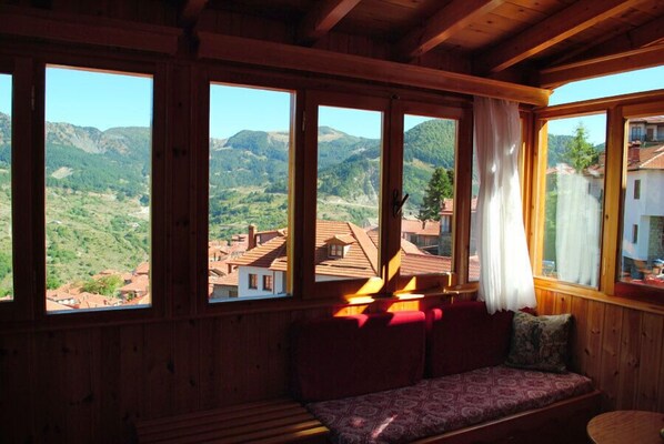 Habitación triple, vista a la montaña | Área de sala de estar | Televisión 