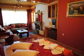 Chambre Double, cheminée, vue montagne (spa tub) | Coin séjour | Télévision