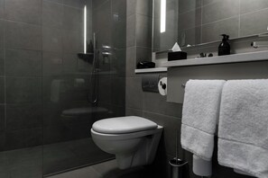 Standard Double or Twin Room with Spa Access | Bathroom | Shower, hair dryer, towels - Hotel Vestmannaeyjar (Vestmannaeyjar)