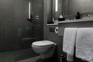Standard Double or Twin Room with Spa Access | 浴室 | 淋浴设施、吹风机、毛巾