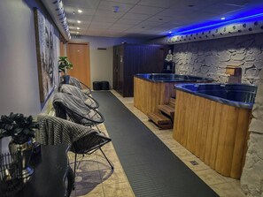 Sauna, hot tub