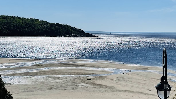 Beach - La Merveilleuse - House and Pavilions (Tadoussac)