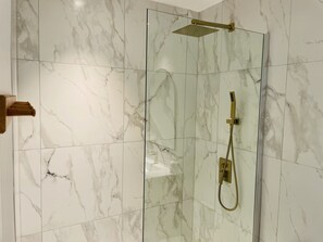 Apartamento família | Banheiro | Chuveiro, produtos de toalete grátis, secador de cabelo 
