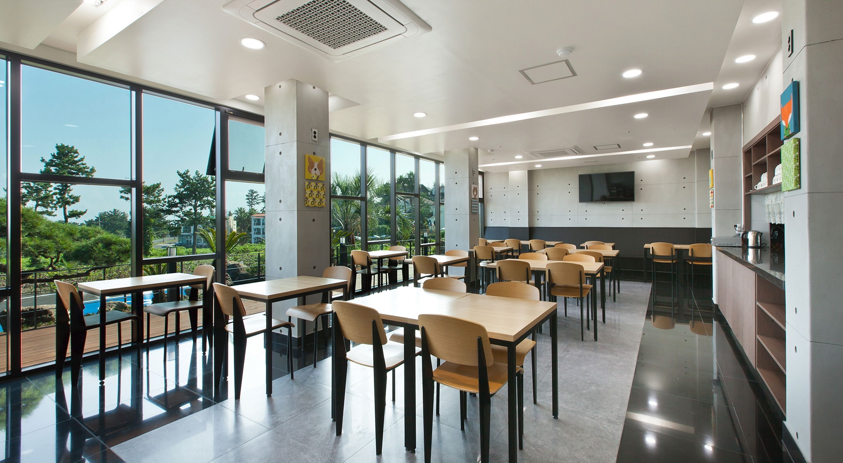 daily continental breakfast (krw 7000 per person)