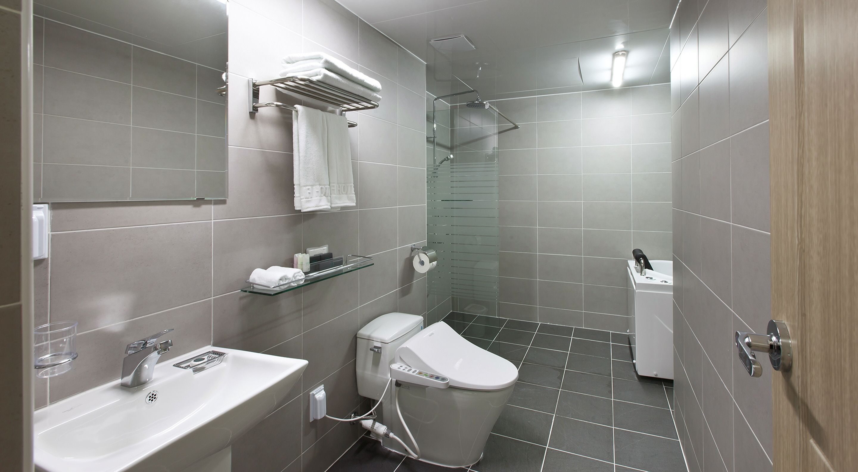 deluxe double room, kitchen, ocean view | bathroom | rainfall showerhead, designer toiletries, hair dryer, slippers