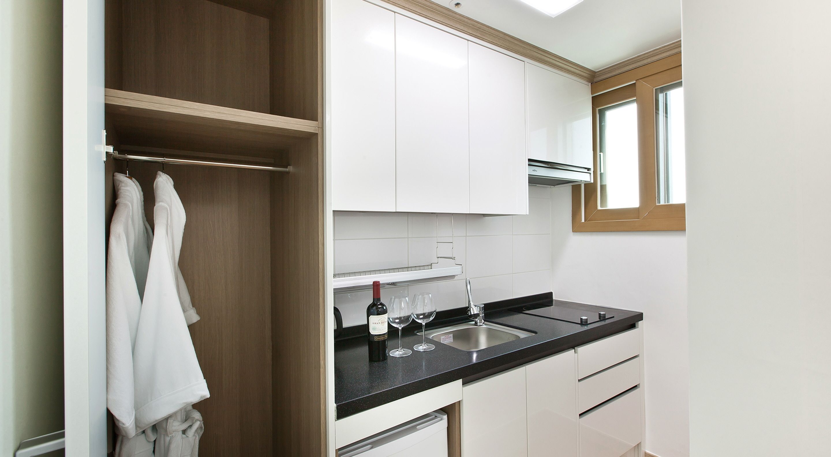 deluxe double room, kitchen, ocean view | private kitchen | fridge, coffee/tea maker, electric kettle, cookware/dishes/utensils