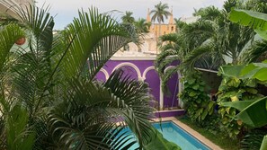 Outdoor pool, sun loungers - Hotel Santa Ana (Mérida)